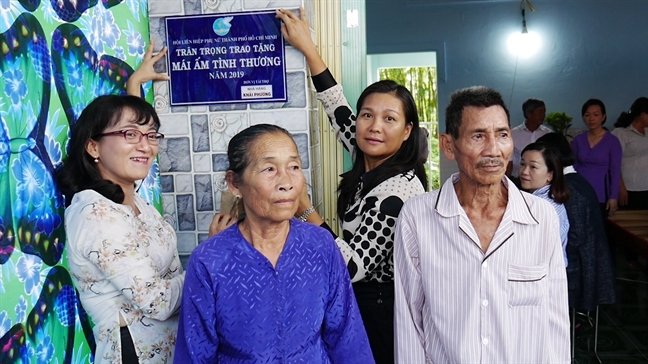 Trao tặng mái ấm cho phụ nữ nghèo tỉnh Đồng Tháp Trao tang mai am cho phu nu ngheo tinh Dong Thap