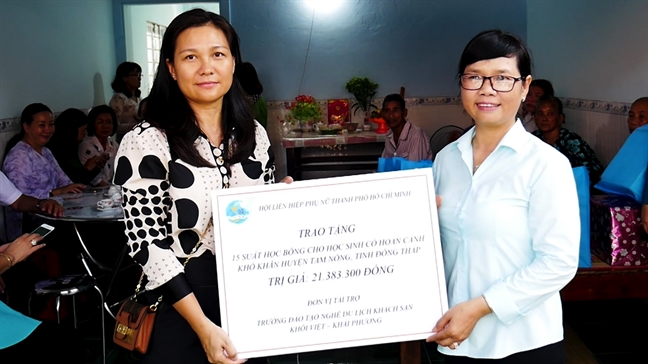 Trao tặng mái ấm cho phụ nữ nghèo tỉnh Đồng Tháp Trao tang mai am cho phu nu ngheo tinh Dong Thap