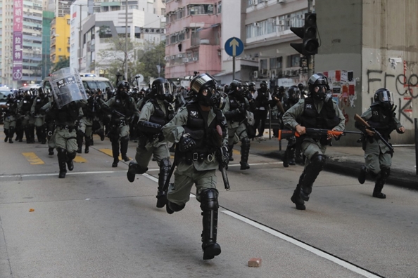 Cảnh sát Hồng Kông tìm thêm đồng đội hưu trí để gia tăng lực lượng Canh sat Hong Kong tim them dong doi huu tri de gia tang luc luong