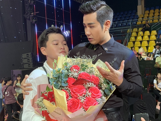 Nói với nhạc sĩ Lưu Thiên Hương: Không ai được phép đặt một đứa trẻ vào 'sóng gió'! Noi voi nhac si Luu Thien Huong: Khong ai duoc phep dat mot dua tre vao 'song gio'!