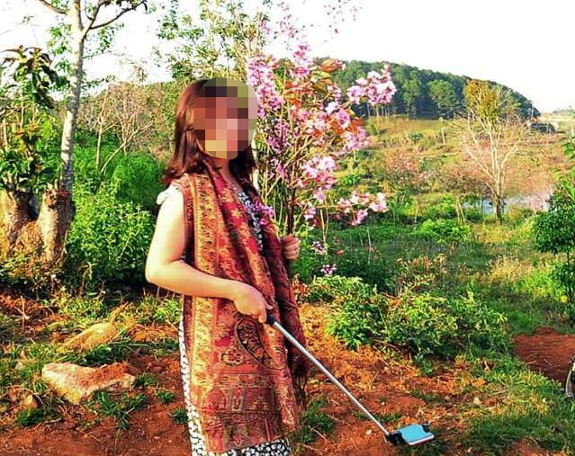 Phạm Hương ngồi lên bí ngô để chụp ảnh: Căn bệnh trầm kha về ý thức Pham Huong ngoi len bi ngo de chup anh: Can benh tram kha ve y thuc