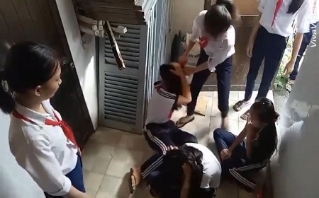 Trong clip bạo lực học đường, có phần lỗi cha mẹ Trong clip bao luc hoc duong, co phan loi cha me