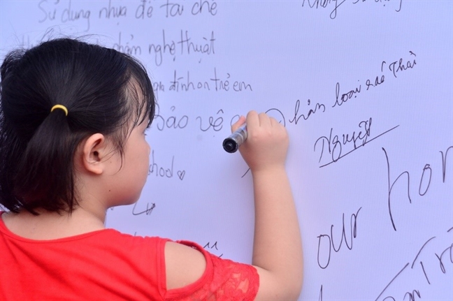 Doanh nhân Trần Uyên Phương cùng cầu thủ Bùi Tiến Dũng và 6.000 vận động viên kêu gọi ‘không để nhựa thành rác’ Doanh nhan Tran Uyen Phuong cung cau thu Bui Tien Dung va 6.000 van dong vien keu goi ‘khong de nhua thanh rac’