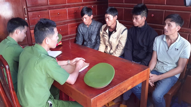 Bắt nhóm đổ thuốc diệt cỏ 'hạ độc' 1.159 cây thông dọc quốc lộ 14 để chiếm đất mặt tiền Bat nhom do thuoc diet co 'ha doc' 1.159 cay thong doc quoc lo 14 de chiem dat mat tien