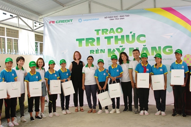 FE CREDIT tiếp sức hơn 100 học sinh nghèo hiếu học tỉnh Trà Vinh FE CREDIT tiep suc hon 100 hoc sinh ngheo hieu hoc tinh Tra Vinh