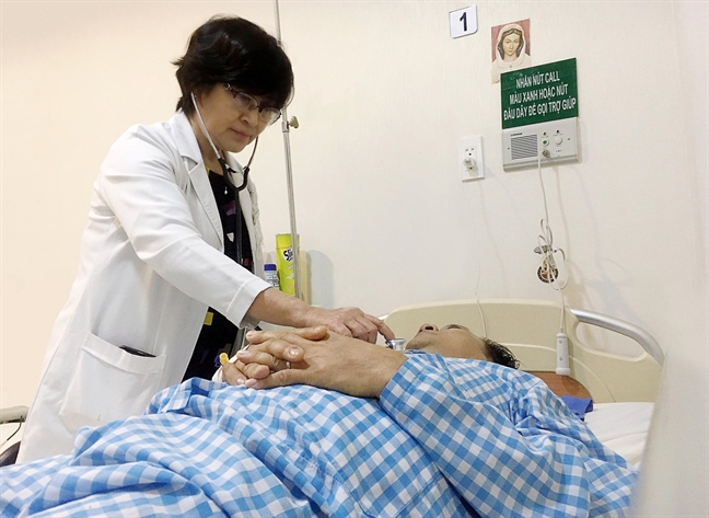 Cắt lể nặn máu độc ra ngoài, bệnh nhân nhiễm trùng máu nguy kịch Cat le nan mau doc ra ngoai, benh nhan nhiem trung mau nguy kich
