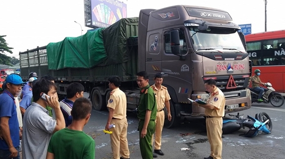 Mẹ tử vong dưới bánh xe container, cô bé 4 tuổi chậm nói bơ vơ trong bệnh viện Me tu vong duoi banh xe container, co be 4 tuoi cham noi bo vo trong benh vien