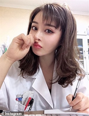 Nữ bác sĩ sở hữu thân hình đầy cơ bắp khiến dân mạng phải 'bái phục' Nu bac si so huu than hinh day co bap khien dan mang phai 'bai phuc'
