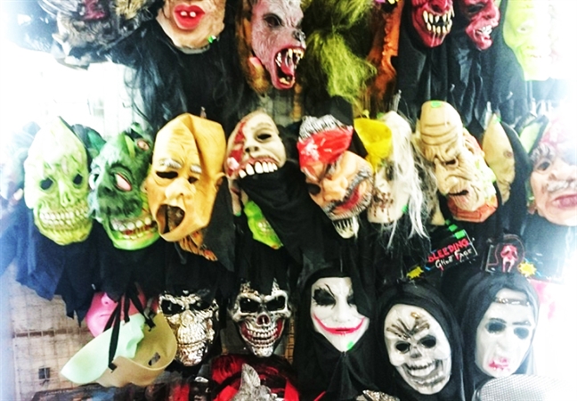 Cậu bé 4 tuổi ở Sài Gòn phồng rộp da mặt khi đeo mặt nạ siêu nhân chơi Halloween Cau be 4 tuoi o Sai Gon phong rop da mat khi deo mat na sieu nhan choi Halloween