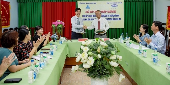 Vinamilk chính thức được chọn là nhà cung cấp sữa học đường tại tỉnh Vĩnh Long Vinamilk chinh thuc duoc chon la nha cung cap sua hoc duong tai tinh Vinh Long