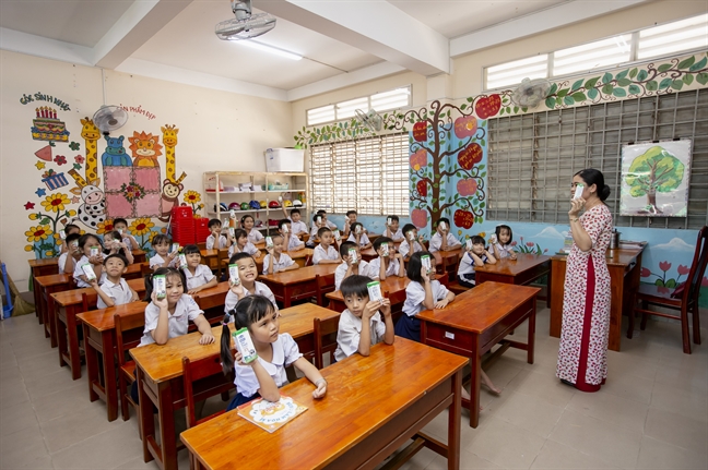 Vinamilk chính thức được chọn là nhà cung cấp sữa học đường tại tỉnh Vĩnh Long Vinamilk chinh thuc duoc chon la nha cung cap sua hoc duong tai tinh Vinh Long