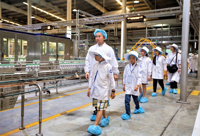 Vinamilk chính thức được chọn là nhà cung cấp sữa học đường tại tỉnh Vĩnh Long Vinamilk chinh thuc duoc chon la nha cung cap sua hoc duong tai tinh Vinh Long