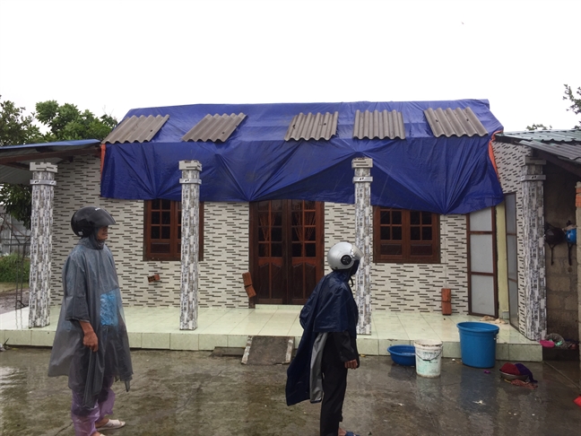 Mưa lớn kèm theo giông lốc làm nhiều ngôi nhà ở A Lưới tốc mái Mua lon kem theo giong loc lam nhieu ngoi nha o A Luoi toc mai