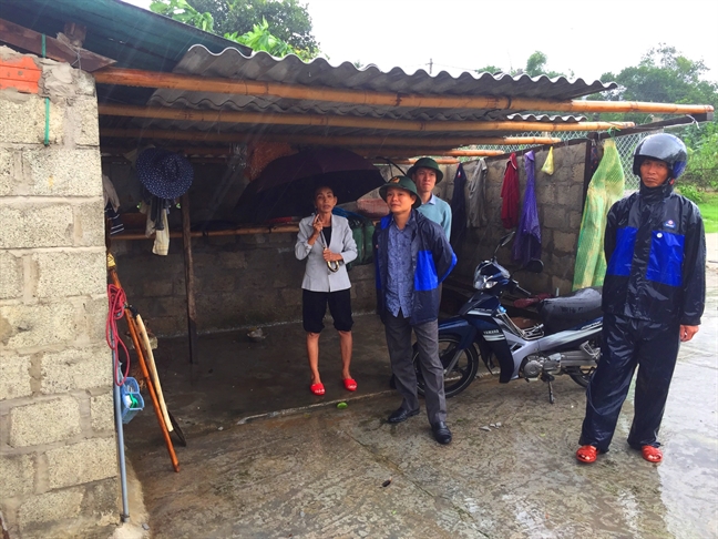 Mưa lớn kèm theo giông lốc làm nhiều ngôi nhà ở A Lưới tốc mái Mua lon kem theo giong loc lam nhieu ngoi nha o A Luoi toc mai