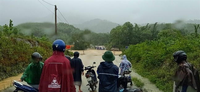 Mưa lớn kèm theo giông lốc làm nhiều ngôi nhà ở A Lưới tốc mái Mua lon kem theo giong loc lam nhieu ngoi nha o A Luoi toc mai