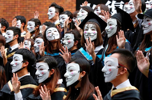 Sinh viên Hồng Kông đeo mặt nạ nhận bằng tốt nghiệp Sinh vien Hong Kong deo mat na nhan bang tot nghiep