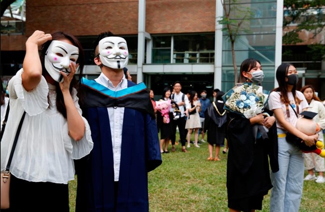 Sinh viên Hồng Kông đeo mặt nạ nhận bằng tốt nghiệp Sinh vien Hong Kong deo mat na nhan bang tot nghiep
