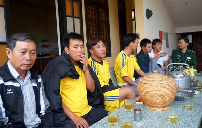 Cha lên tàu cứu nạn, nghe tin con rớt xuống biển, bị sóng cuốn mất tích Cha len tau cuu nan, nghe tin con rot xuong bien, bi song cuon mat tich