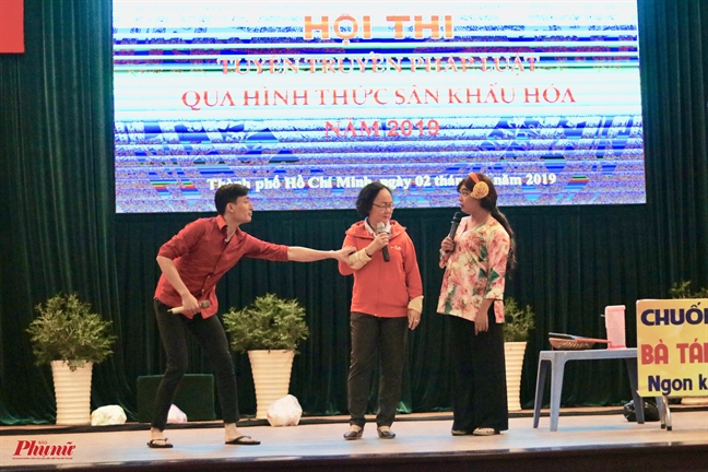 Sân khấu hóa để đưa kiến thức pháp luật đến với người dân San khau hoa de dua kien thuc phap luat den voi nguoi dan
