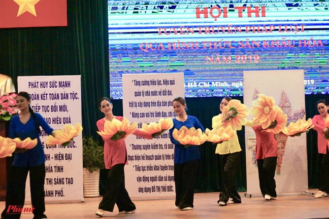 Sân khấu hóa để đưa kiến thức pháp luật đến với người dân San khau hoa de dua kien thuc phap luat den voi nguoi dan