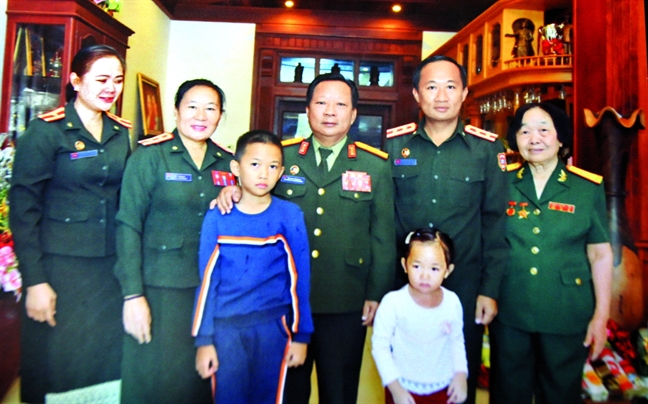 Người phụ nữ Lào gửi cả đàn con cháu theo học ở Việt Nam Nguoi phu nu Lao gui ca dan con chau theo hoc o Viet Nam