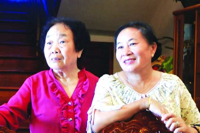 Người phụ nữ Lào gửi cả đàn con cháu theo học ở Việt Nam Nguoi phu nu Lao gui ca dan con chau theo hoc o Viet Nam