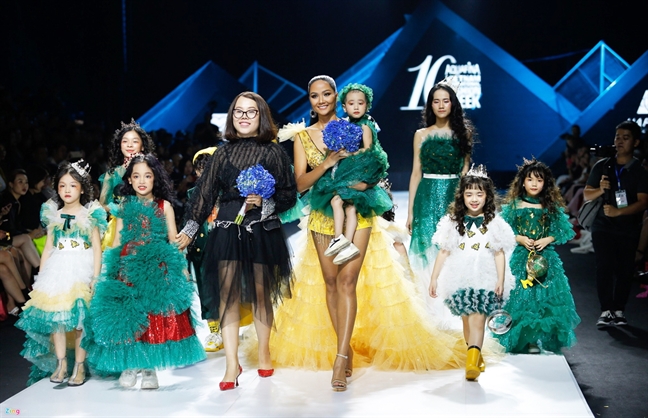 Vietnam International Fashion Week 2019: Những câu chuyện còn đọng lại Vietnam International Fashion Week 2019: Nhung cau chuyen con dong lai