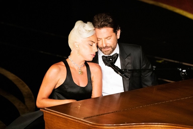Lady Gaga thừa nhận chuyện tình cảm với Bradley Cooper chỉ là dàn dựng Lady Gaga thua nhan chuyen tinh cam voi Bradley Cooper chi la dan dung