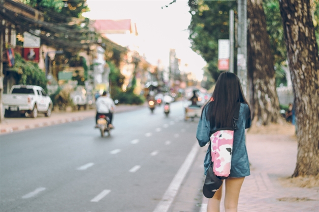 Cha mẹ ly thân, con gái chỉ thích lông bông ngoài đường Cha me ly than, con gai chi thich long bong ngoai duong