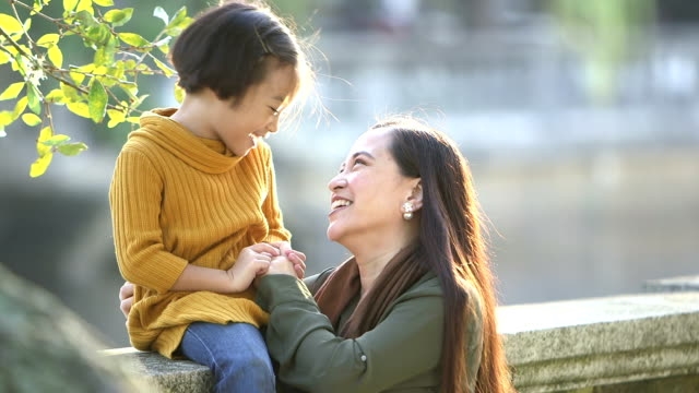 Sao mẹ thế này mà con lại thế kia? Sao me the nay ma con lai the kia?