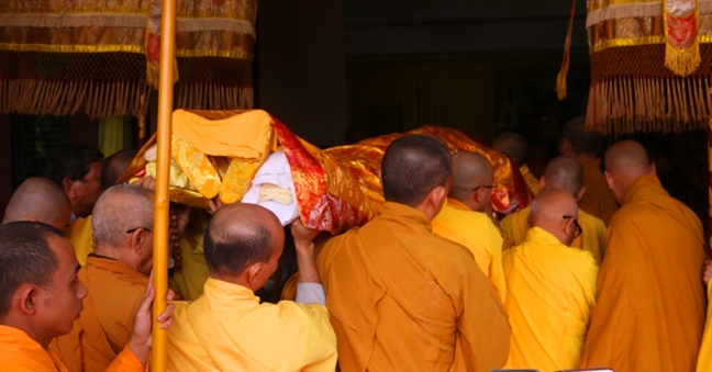 Hàng nghìn tăng ni phật tử đến dự lễ nhập kim quan Đại lão Hòa thượng Thích Trí Quang Hang nghin tang ni phat tu den du le nhap kim quan Dai lao Hoa thuong Thich Tri Quang