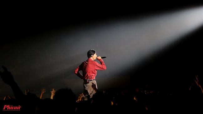 Hoa hậu H'Hen Niê tái hiện màn xoay váy xuất thần trong liveshow của rapper Đen Vâu Hoa hau H'Hen Nie tai hien man xoay vay xuat than trong liveshow cua rapper Den Vau