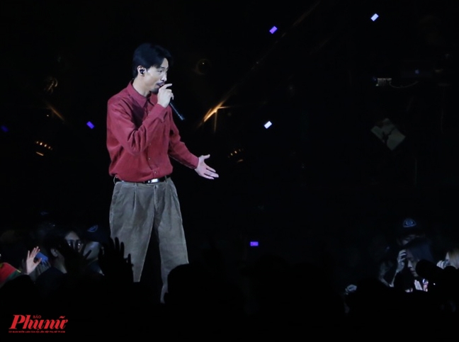 Hoa hậu H'Hen Niê tái hiện màn xoay váy xuất thần trong liveshow của rapper Đen Vâu Hoa hau H'Hen Nie tai hien man xoay vay xuat than trong liveshow cua rapper Den Vau