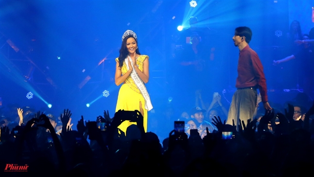 Hoa hậu H'Hen Niê tái hiện màn xoay váy xuất thần trong liveshow của rapper Đen Vâu Hoa hau H'Hen Nie tai hien man xoay vay xuat than trong liveshow cua rapper Den Vau