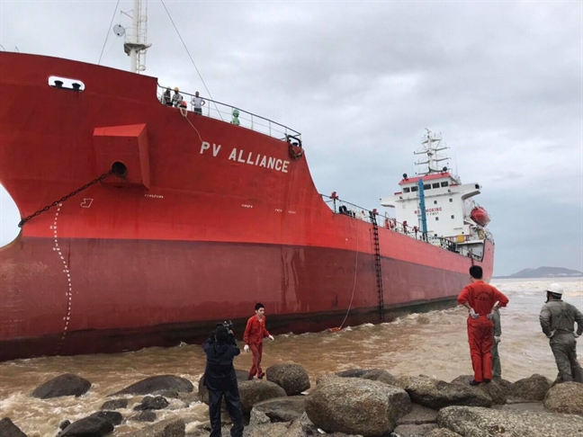 Lo bão số 6 đánh đắm tàu, Bình Định chuyển hàng loạt tàu khỏi vùng biển Quy Nhơn Lo bao so 6 danh dam tau, Binh Dinh chuyen hang loat tau khoi vung bien Quy Nhon