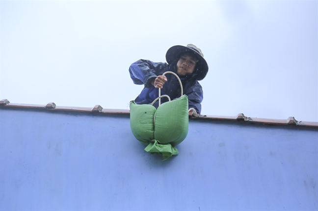 Người dân Khánh Hòa chèn chống nhà cửa, sẵn sàng ứng phó cơn bão số 6 Nguoi dan Khanh Hoa chen chong nha cua, san sang ung pho con bao so 6