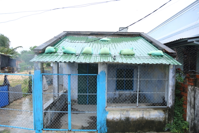 Người dân Khánh Hòa chèn chống nhà cửa, sẵn sàng ứng phó cơn bão số 6 Nguoi dan Khanh Hoa chen chong nha cua, san sang ung pho con bao so 6