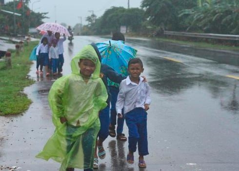 Chiếc áo mưa thời khốn khó, nhớ lại bỗng se lòng Chiec ao mua thoi khon kho, nho lai bong se long