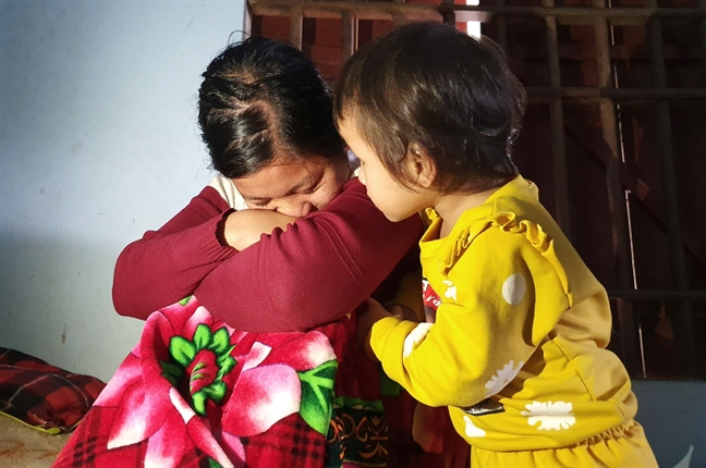 Ngày về của 39 người gặp nạn ở Anh: Nước mắt, nỗi lo của những người vợ trẻ Ngay ve cua 39 nguoi gap nan o Anh: Nuoc mat, noi lo cua nhung nguoi vo tre