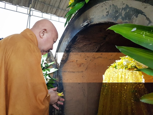 Huế tiễn biệt đại lão hòa thượng Thích Trí Quang trong cơn mưa nặng hạt Hue tien biet dai lao hoa thuong Thich Tri Quang trong con mua nang hat