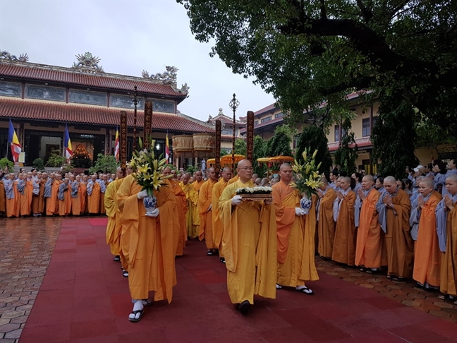 Huế tiễn biệt đại lão hòa thượng Thích Trí Quang trong cơn mưa nặng hạt Hue tien biet dai lao hoa thuong Thich Tri Quang trong con mua nang hat