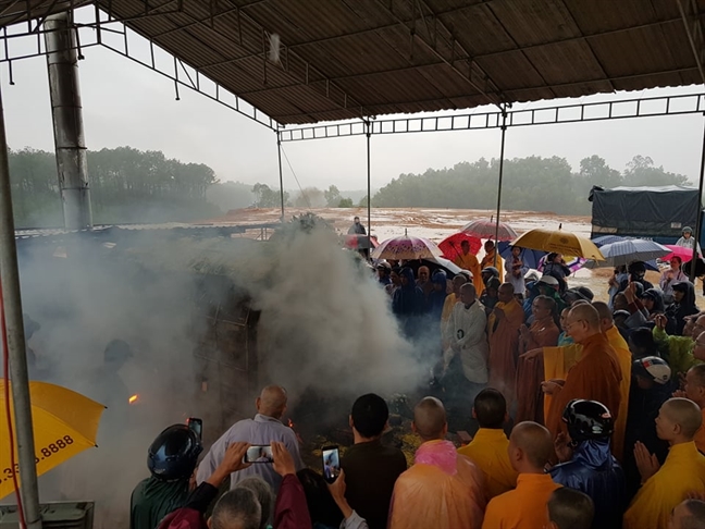 Huế tiễn biệt đại lão hòa thượng Thích Trí Quang trong cơn mưa nặng hạt Hue tien biet dai lao hoa thuong Thich Tri Quang trong con mua nang hat