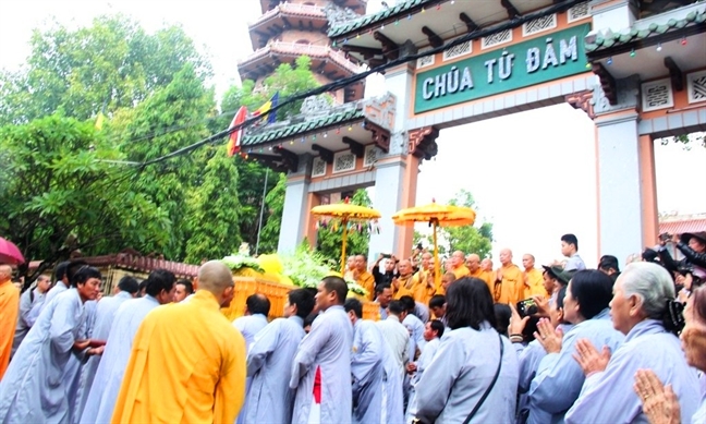 Huế tiễn biệt đại lão hòa thượng Thích Trí Quang trong cơn mưa nặng hạt Hue tien biet dai lao hoa thuong Thich Tri Quang trong con mua nang hat