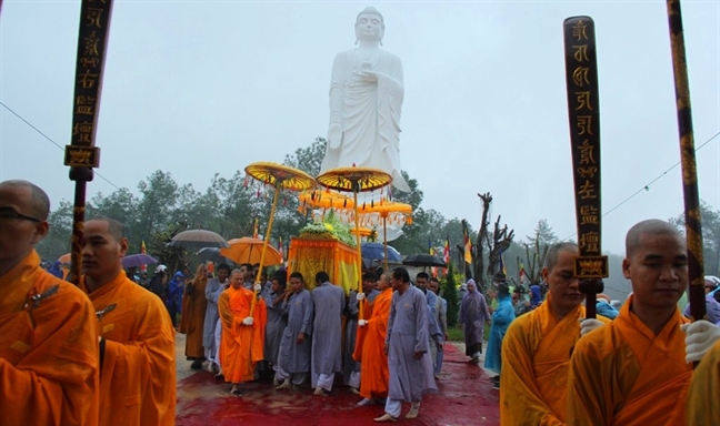 Huế tiễn biệt đại lão hòa thượng Thích Trí Quang trong cơn mưa nặng hạt Hue tien biet dai lao hoa thuong Thich Tri Quang trong con mua nang hat