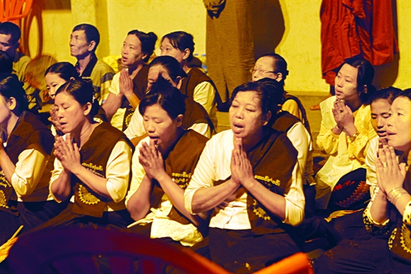 Độc đáo nghi lễ rửa mặt Phật lúc nửa đêm về sáng Doc dao nghi le rua mat Phat luc nua dem ve sang