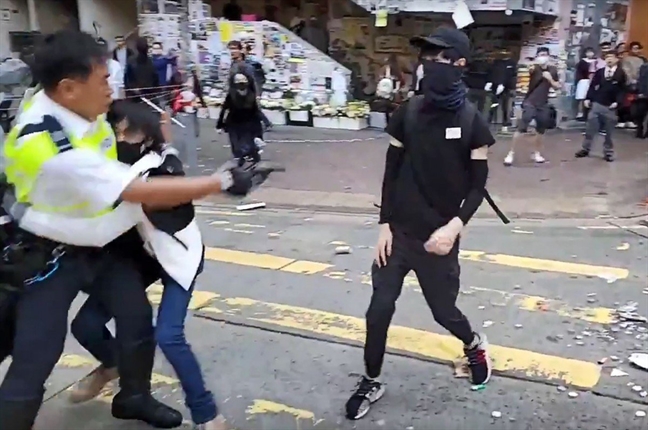 Hong Kong: Sinh viên bị bắn, công nhân bị đốt giữa làn sóng biểu tình Hong Kong: Sinh vien bi bán, cong nhan bi dot giua lan song bieu tinh