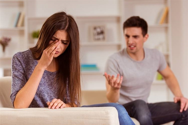 Thấy vợ vui, chồng bực bội, ngứa mắt Thay vo vui, chong buc boi, ngua mat