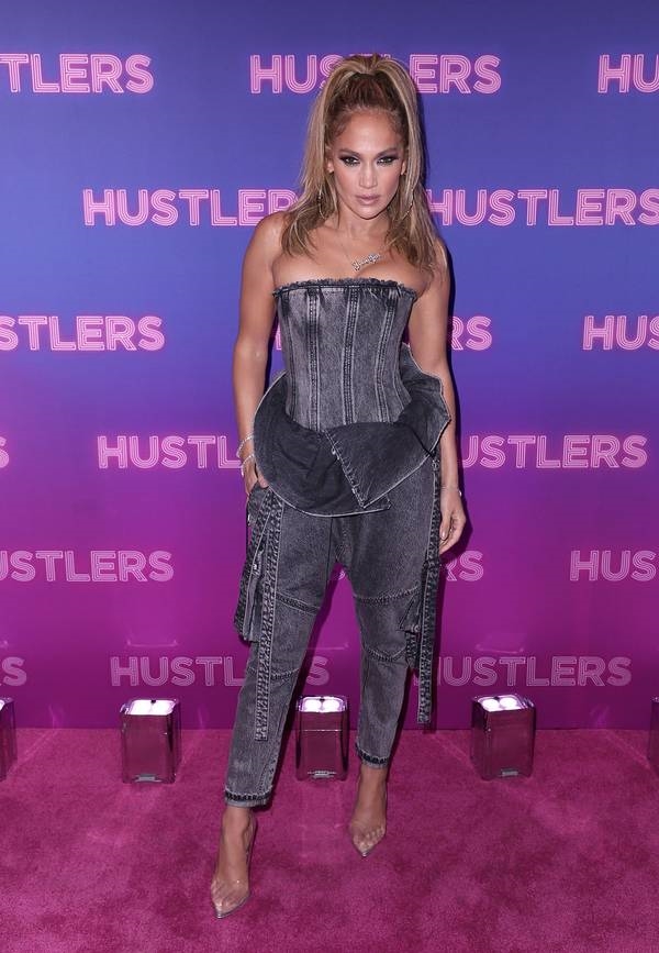 10 bộ cánh giúp Jennifer Lopez trở thành Ngôi sao sành điệu nhất năm 2019 10 bo canh giup Jennifer Lopez tro thanh Ngoi sao sanh dieu nhat nam 2019