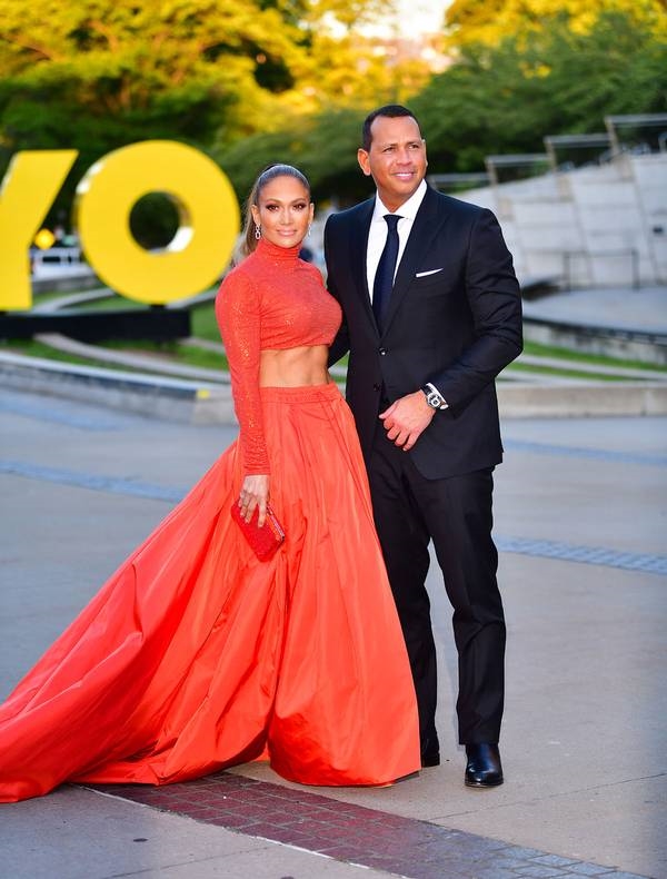 10 bộ cánh giúp Jennifer Lopez trở thành Ngôi sao sành điệu nhất năm 2019 10 bo canh giup Jennifer Lopez tro thanh Ngoi sao sanh dieu nhat nam 2019
