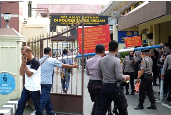 Indonesia: Đánh bom liều chết tại trụ sở cảnh sát khiến 6 người bị thương Indonesia: Danh bom lieu chet tai tru so canh sat khien 6 nguoi bi thuong